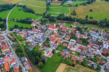 Vue aérienne de Église paroissiale de l'Assomption de Marie Marklkofen sur les Vils à Marklkofen dans le département Bavière, Allemagne
