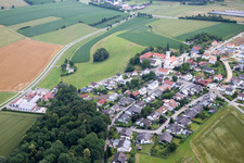 Vue aérienne de Quartier Frauenbiburg in Dingolfing dans le département Bavière, Allemagne