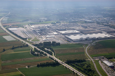 Vue aérienne de Locaux de l'usine BMW à le quartier Höfen in Dingolfing dans le département Bavière, Allemagne