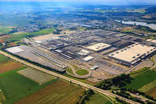 Vue aérienne de Zone industrielle Höfen avec usine du groupe BMW Dingolfing à le quartier Höfen in Dingolfing dans le département Bavière, Allemagne