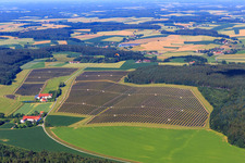 Vue aérienne de Parc solaire en espace ouvert et bureau d'études HASLINGER à le quartier Süßkofen in Mengkofen dans le département Bavière, Allemagne
