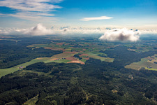 Vue aérienne de Sous les nuages à le quartier Neuhofen in Laberweinting dans le département Bavière, Allemagne