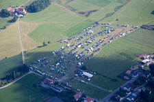 Vue aérienne de Caravanes et tentes sur camping naturel à Geiselhöring dans le département Bavière, Allemagne