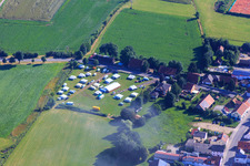 Vue aérienne de Camp de tentes à le quartier Sallach in Geiselhöring dans le département Bavière, Allemagne