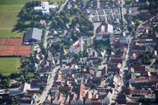 Vue aérienne de Vue des rues et des maisons dans les quartiers résidentiels à Geiselhöring dans le département Bavière, Allemagne