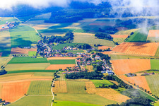 Vue aérienne de Vue du village depuis le nord à le quartier Hofdorf in Mengkofen dans le département Bavière, Allemagne