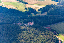 Vue aérienne de Église de pèlerinage de la Sainte Trinité - Moosthenning à le quartier Rimbach in Moosthenning dans le département Bavière, Allemagne