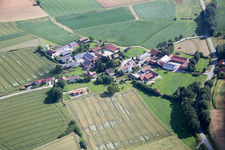 Vue aérienne de Ferme en bordure de champs cultivés à le quartier Ottending in Mengkofen dans le département Bavière, Allemagne