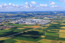 Vue aérienne de Tracé de l'A92 à l'usine du groupe BMW à Dingolfing à le quartier Unterhollerau in Moosthenning dans le département Bavière, Allemagne