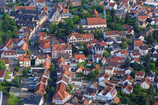 Vue aérienne de KVHS - Centre d'éducation pour adultes du district de Bergstraße, sur la place du marché et à l'église Saint-Nazaire à Lorsch dans le département Hesse, Allemagne