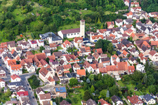 Vue aérienne de Église protestante en Sulzbach à le quartier Sulzbach in Weinheim dans le département Bade-Wurtemberg, Allemagne