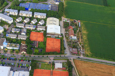 Vue aérienne de Courts de tennis des deux côtés de Waildallee de TV Grün-Weiss Weinheim 1970 eV ou Tennisclub Lützelsachsen ainsi que Tennishalle Lehr à Weinheim dans le département Bade-Wurtemberg, Allemagne