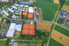 Photographie aérienne de Courts de tennis des deux côtés de Waildallee de TV Grün-Weiss Weinheim 1970 eV ou Tennisclub Lützelsachsen ainsi que Tennishalle Lehr à Weinheim dans le département Bade-Wurtemberg, Allemagne