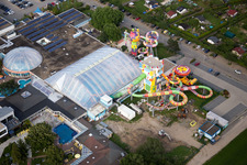 Vue aérienne de Espace extérieur avec toboggan de la piscine de loisirs MIRAMAR à le quartier Lützelsachsen in Weinheim dans le département Bade-Wurtemberg, Allemagne