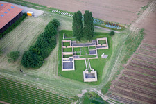 Vue aérienne de Fouilles et vestiges des ruines de l'ancien domaine romain Villa Rustica à le quartier Großsachsen in Hirschberg an der Bergstraße dans le département Bade-Wurtemberg, Allemagne