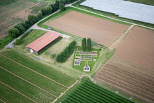 Vue aérienne de Fouilles et vestiges des ruines de l'ancien domaine romain Villa Rustica à le quartier Großsachsen in Hirschberg an der Bergstraße dans le département Bade-Wurtemberg, Allemagne