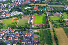 Vue aérienne de Stade et terrain en gazon artificiel du SV Schriesheim 1919 eV et terrain de baseball du Schriesheim BC Raubritter eV à Schriesheim dans le département Bade-Wurtemberg, Allemagne