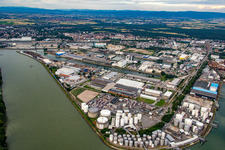 Vue aérienne de Quais et postes d'amarrage des navires dans le bassin portuaire du port intérieur de Rheinauhafen sur le Rhin à le quartier Rheinau in Mannheim dans le département Bade-Wurtemberg, Allemagne
