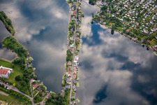Vue aérienne de Zones riveraines de la zone des lacs de l'Adriatique bleue avec une zone de loisirs locale à Altrip dans le département Rhénanie-Palatinat, Allemagne