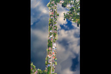 Vue aérienne de Chemin intermédiaire entre l'étang des cygnes et l'étang d'Adria dans la zone de loisirs Blue Adriatic à Altrip dans le département Rhénanie-Palatinat, Allemagne