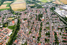 Vue aérienne de Vue des rues et des maisons des quartiers résidentiels à le quartier Rheingönheim in Ludwigshafen am Rhein dans le département Rhénanie-Palatinat, Allemagne