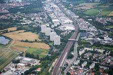 Vue aérienne de Rue industrielle à le quartier Friesenheim in Ludwigshafen am Rhein dans le département Rhénanie-Palatinat, Allemagne