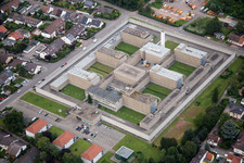 Vue aérienne de Zone de l'établissement correctionnel Frankenthal (Palatinat) entourée d'une clôture de sécurité à Frankenthal dans le département Rhénanie-Palatinat, Allemagne