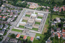 Vue aérienne de Zone de l'établissement correctionnel Frankenthal (Palatinat) entourée d'une clôture de sécurité à Frankenthal dans le département Rhénanie-Palatinat, Allemagne