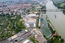 Vue aérienne de Installations de quai et postes d'amarrage pour navires sur le bassin portuaire du port intérieur de Floßhafen sur le Rhin à Worms dans le département Rhénanie-Palatinat, Allemagne