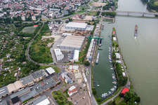 Vue aérienne de Installations de quai et postes d'amarrage pour navires sur le bassin portuaire du port intérieur de Floßhafen sur le Rhin à Worms dans le département Rhénanie-Palatinat, Allemagne