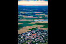 Vue aérienne de Champs devant la skyline de Francfort-sur-le-Main à l'horizon à le quartier Ibersheim in Worms dans le département Rhénanie-Palatinat, Allemagne