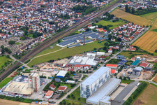 Vue aérienne de Biblis, zone commerciale Am Kreuz avec usine de concombres à Groß-Rohrheim dans le département Hesse, Allemagne