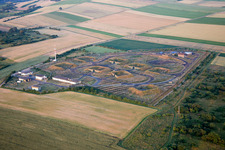 Vue aérienne de Rangées de panneaux du système photovoltaïque et du parc solaire ou de la centrale solaire à la station relais DB0FTC à le quartier Großbockenheim in Bockenheim an der Weinstraße dans le département Rhénanie-Palatinat, Allemagne