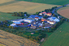 Vue aérienne de Petite zone sur l'aérodrome avec musée de la moto et de la technologie et Agrinova GmbH à Quirnheim dans le département Rhénanie-Palatinat, Allemagne