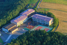 Vue aérienne de Centre de développement professionnel et école virtuelle de la région Europe du Département de l'environnement et des affaires de l'armée américaine à le quartier Münchweiler in Münchweiler an der Alsenz dans le département Rhénanie-Palatinat, Allemagne