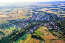 Vue aérienne de Steinbach am Donnersberg dans le département Rhénanie-Palatinat, Allemagne