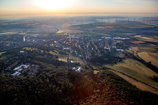 Vue aérienne de Vue des rues et des maisons des quartiers résidentiels à Kirchheimbolanden dans le département Rhénanie-Palatinat, Allemagne