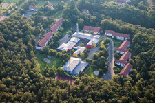 Vue aérienne de Le centre d'éducation spécialisée Schillerhain, un internat et une école gérés par l'Evangelische Heimstiftung Pfalz (Fondation pour l'aide à la jeunesse), est un établissement de la Fondation évangélique du Palatinat (Foyers évangéliques du Palatinat). Ci-dessus, au centre, la « Haus Michel », propriété de l'Heimstiftung (Fondation pour l'aide à la jeunesse). Ci-dessus, à droite, l'ancien centre de loisirs BASF. à Kirchheimbolanden dans le département Rhénanie-Palatinat, Allemagne