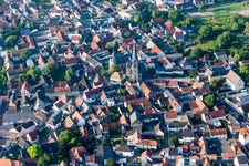 Vue aérienne de Bâtiment d'église au centre du village à le quartier Nieder-Saulheim in Saulheim dans le département Rhénanie-Palatinat, Allemagne