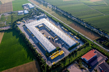 Vue aérienne de Complexe immobilier et terrain du centre logistique DHL à le quartier Nieder-Saulheim in Saulheim dans le département Rhénanie-Palatinat, Allemagne