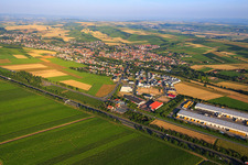 Vue aérienne de Vue de la ville depuis le nord-est au-delà de l'A63 à le quartier Nieder-Saulheim in Saulheim dans le département Rhénanie-Palatinat, Allemagne