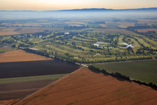 Vue aérienne de Domaine de golf Gernsheim - Hof Gräbenbruch à le quartier Allmendfeld in Gernsheim dans le département Hesse, Allemagne