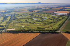 Vue aérienne de Domaine de golf Gernsheim - Hof Gräbenbruch à le quartier Allmendfeld in Gernsheim dans le département Hesse, Allemagne