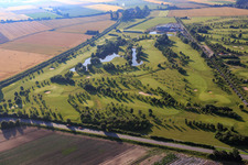 Vue oblique de Domaine de golf Gernsheim - Hof Gräbenbruch à le quartier Allmendfeld in Gernsheim dans le département Hesse, Allemagne