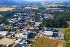Vue oblique de Zone industrielle de prairie de sable à Alsbach-Hähnlein dans le département Hesse, Allemagne