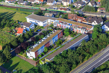 Vue aérienne de Lotissement mitoyen aux façades colorées à Am Bahnhof à le quartier Sandwiese in Alsbach-Hähnlein dans le département Hesse, Allemagne