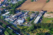 Vue aérienne de Zone industrielle In den Almen avec menuiserie Holzart et centre de pneus Zwingenberg à Zwingenberg dans le département Hesse, Allemagne