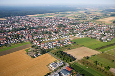 Vue aérienne de Vue des rues et des maisons dans les quartiers résidentiels à le quartier Grosshausen in Einhausen dans le département Hesse, Allemagne