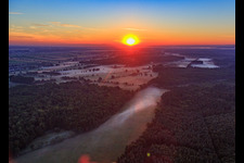 Vue d'oiseau de Lever de soleil dans l'Otterbachtal avec brume matinale à Kandel dans le département Rhénanie-Palatinat, Allemagne