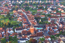 Vue aérienne de Église et centre communautaire vus du nord à le quartier Schaidt in Wörth am Rhein dans le département Rhénanie-Palatinat, Allemagne